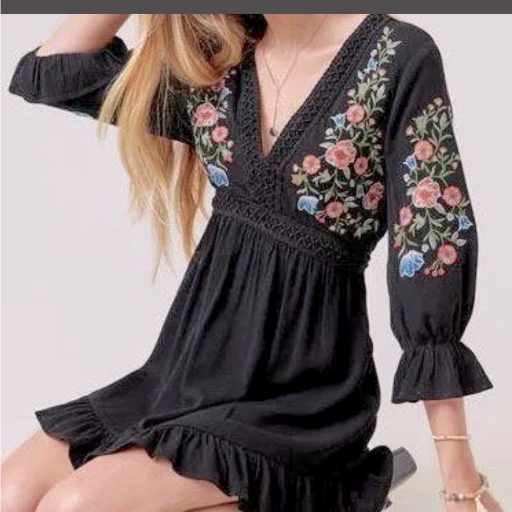 Francesca's Black Embroidered Floral Mini Dress festival boho hippie Tunic NWT